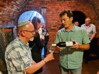 : Miroslav Drápela schenkt den Wein dem neuen Vorsitzenden des Kulturverbandes, Radek Novák, ein. Foto: Richard Šulko
