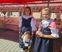 : Egerländerinnen und ein kleiner Egerländer beim Stand mit den Süßigkeiten. Foto: Richard Šulko