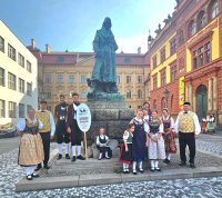 : Die Egerländer vor dem Umzug bei der Ressel-Statue. Foto: Petr Malivánek